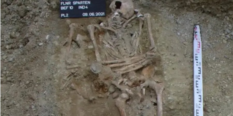 У Німеччині знайшли стародавній скелет із протезованою рукою. Його володар позбувся пальців під час війни
