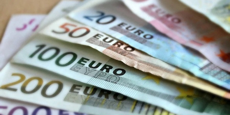 Курс валют НБУ. Долар і євро призупинили зростання